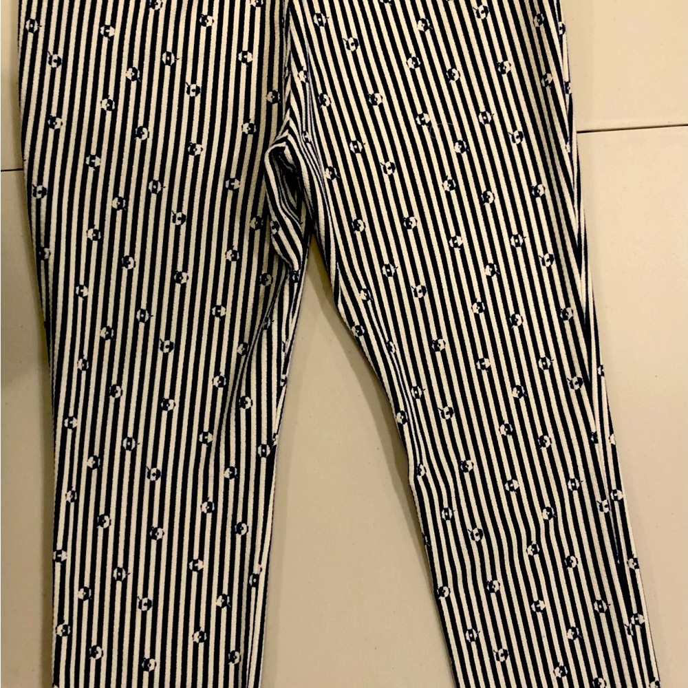 The essential slim pants (white & navy blue).